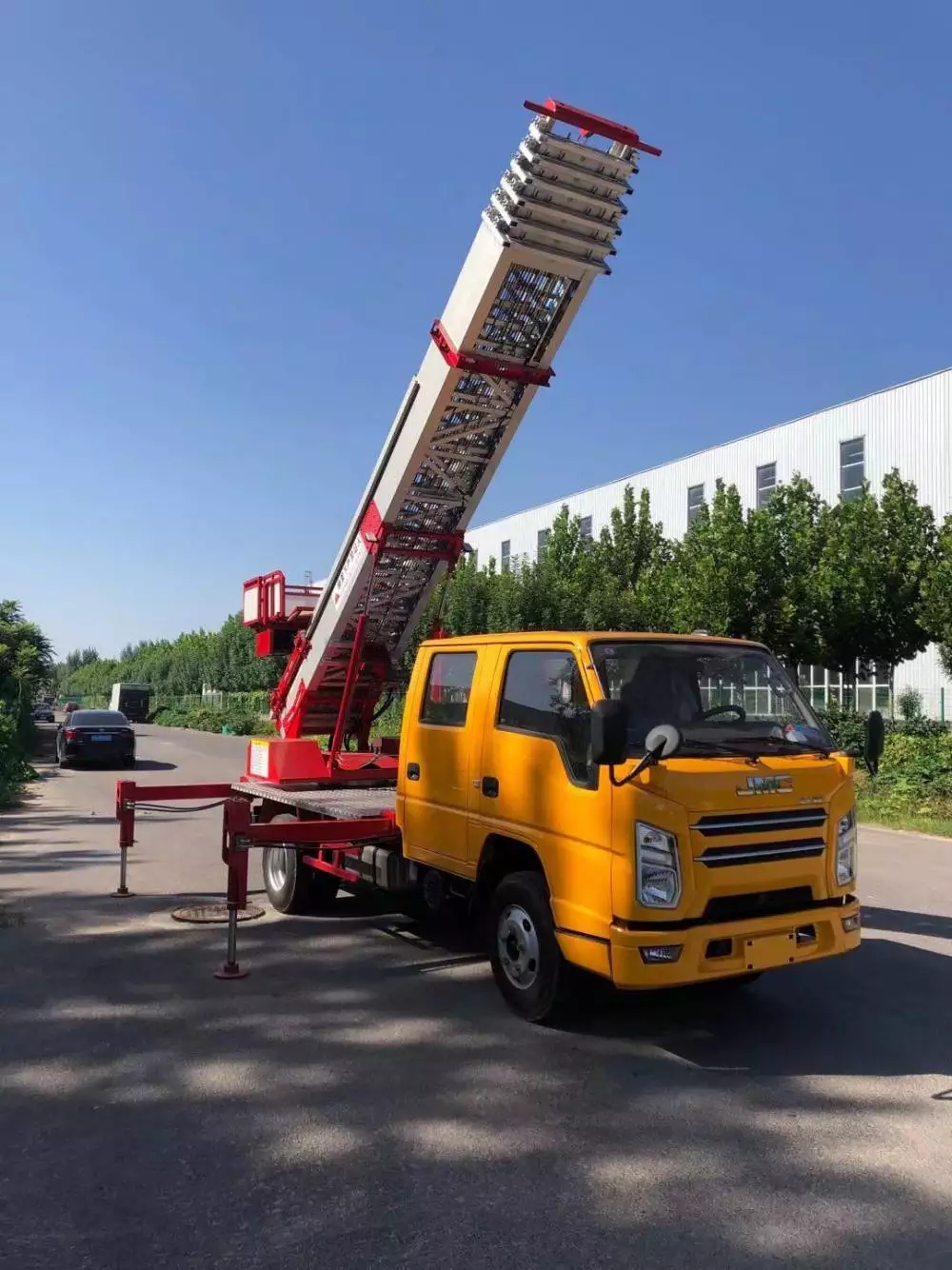 筠连附近的云梯车出租服务：轻松解决高空作业需求